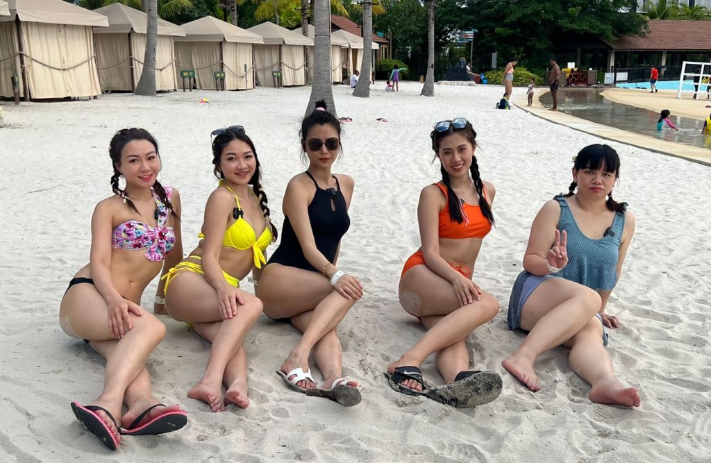 薛影儀(右起)、陳美儀、袁群有、譚夢娜、梁欣娟暢遊水上樂園，阿儀擺晒Pose好開心。